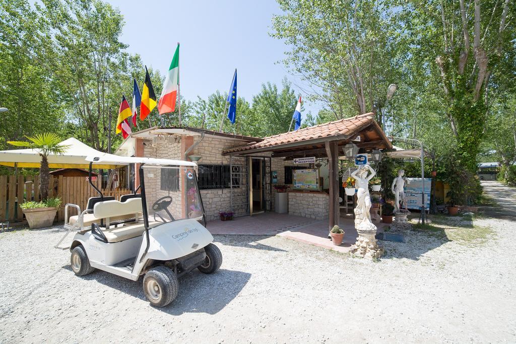 Camping Dei Tigli トッレ・デル・ラーゴ・プッチーニ エクステリア 写真